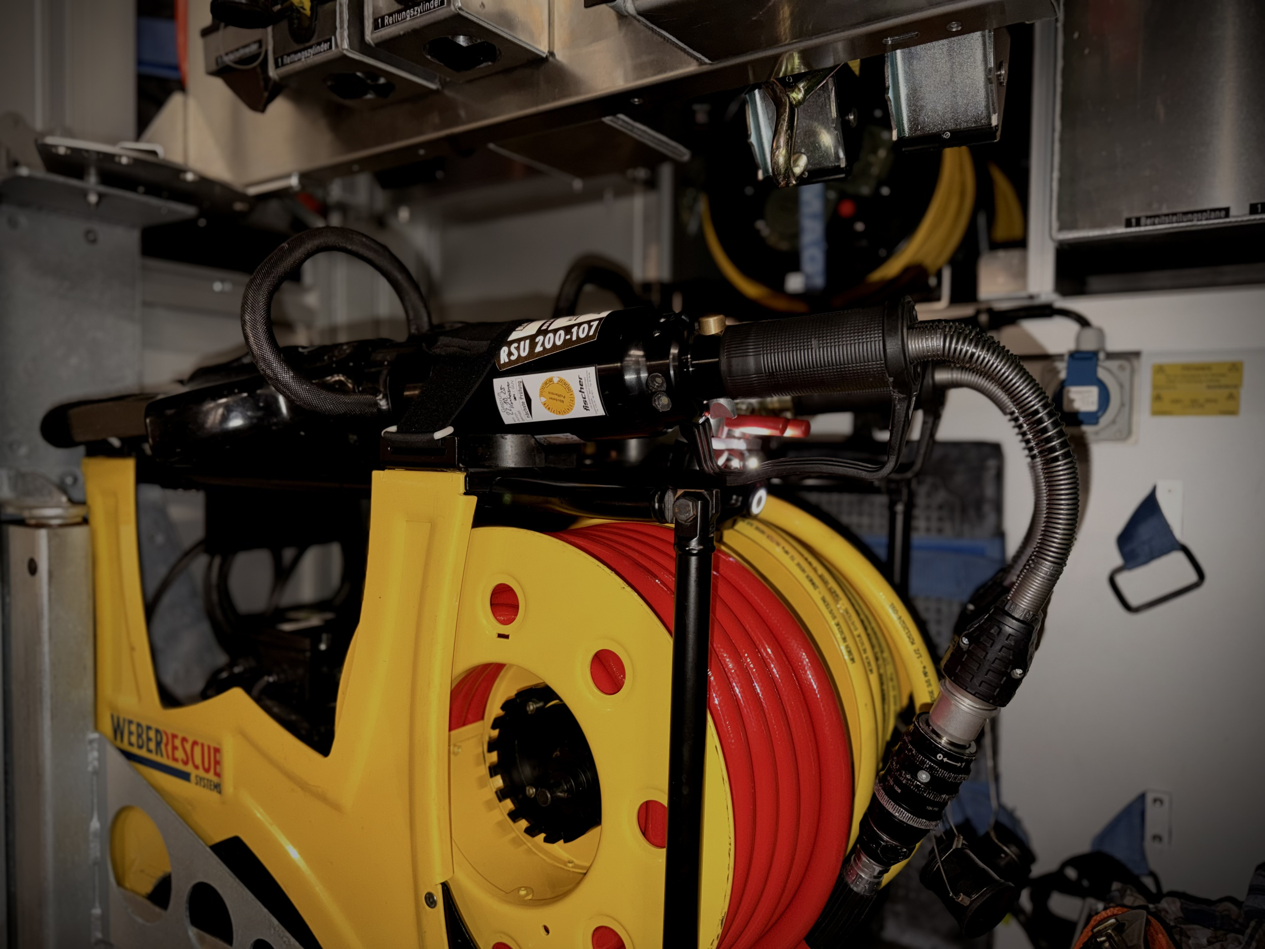 Nr. 30/26 THL 3 Person eingeklemmt (nicht VU)